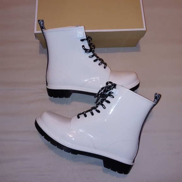 Michael Kors Tavie Rainboot - Picture 4 of 7